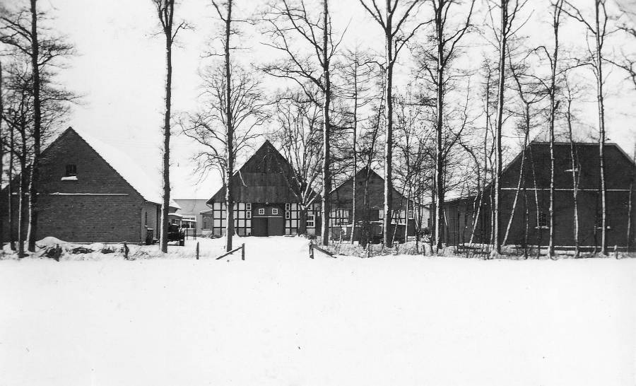 Hof Schnatbaum / Kleinebecker im Winter von der Strassenseite (Wiese)