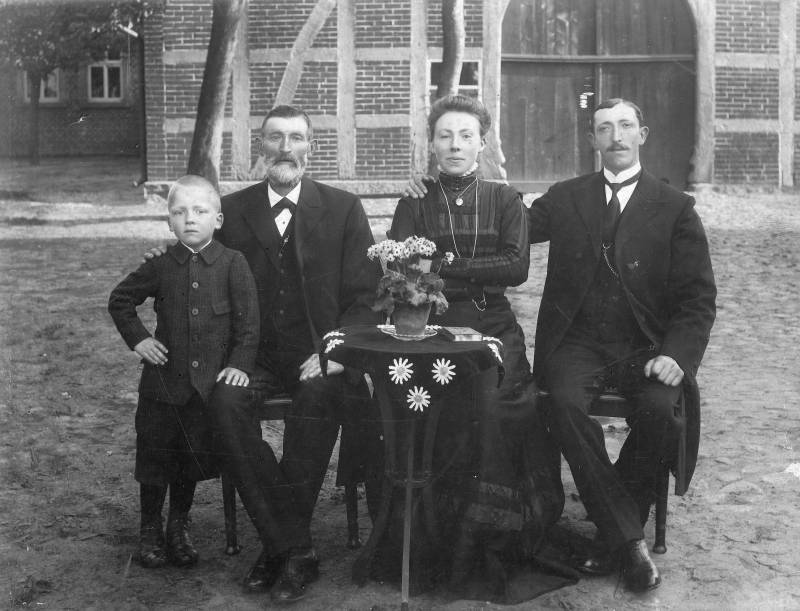 Bild der Familie vor der Deelentür um 1910