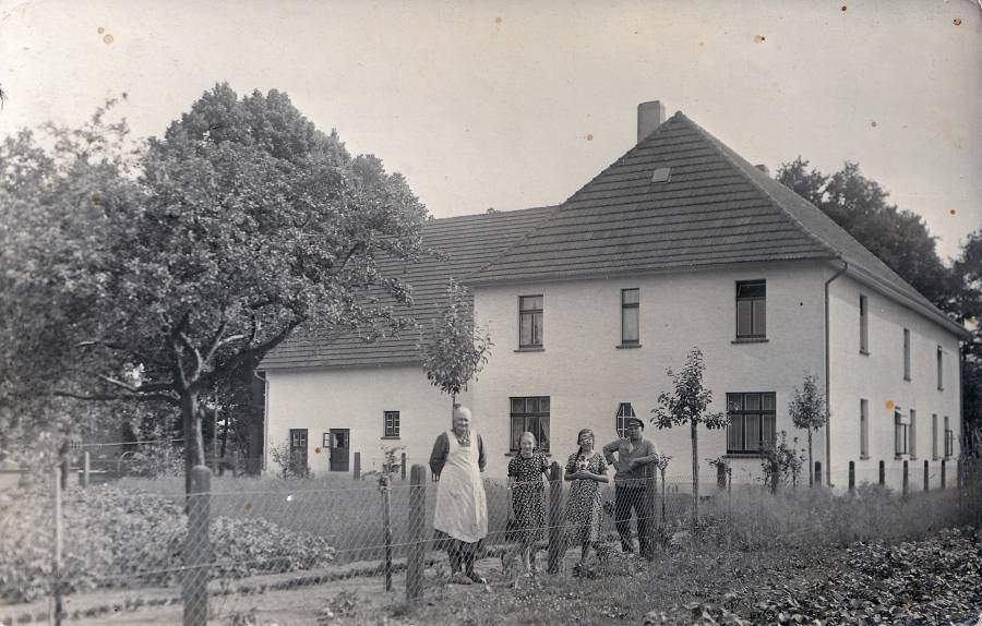 Hof Plumpe mit Alfred und Wilhelmine Plume und 2 Mädchen