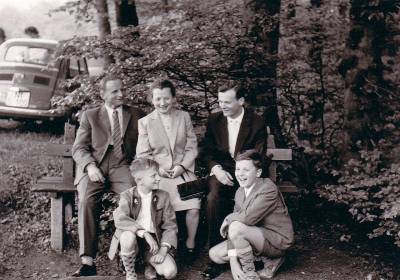 Anna und Willi Stricker mit den Kindern Klaus, Heinz und Horst