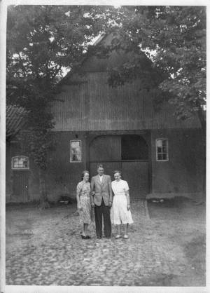 Anneliese, Willi und Erna vor der Hofstätte um 1957