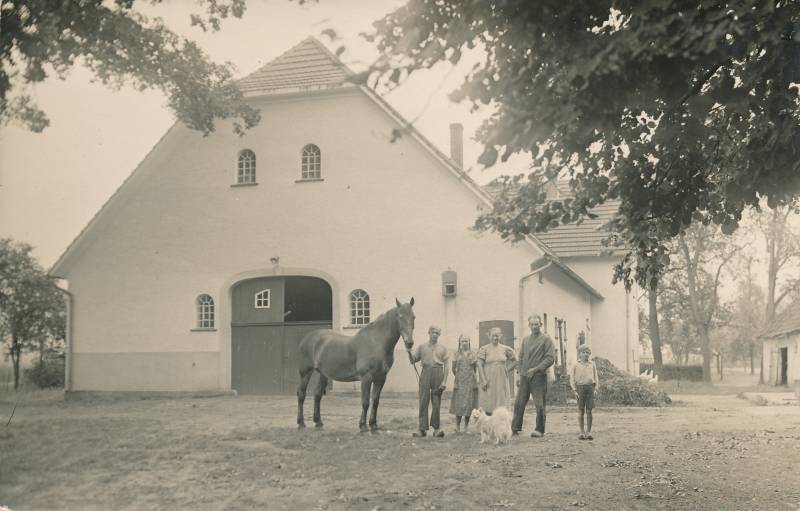 Das Bild ist 1938 entstanden und zeigt Friedrich Höllmer mit Frau und Kindern. Das Bild ist 1938 entstanden und zeigt Friedrich Höllmer mit Frau und Kindern.