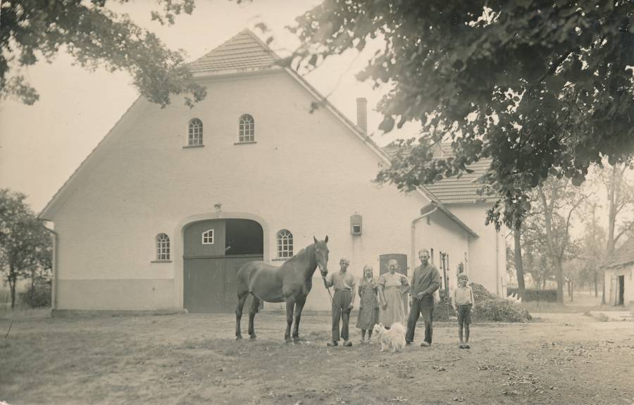 Das Bild ist 1938 entstanden und zeigt Friedrich Höllmer mit Frau und Kindern. Das Bild ist 1938 entstanden und zeigt Friedrich Höllmer mit Frau und Kindern.